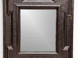 gros plan d'un miroir sur un mur à fond blanc