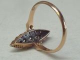 l'image d'une bague en or contenant une pierre bleue