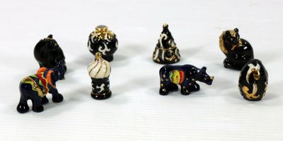 cinq figurines d'éléphants sur un fond blanc