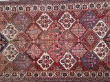 un tapis rouge et bleu orné d'un motif en forme de diamant