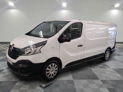 la photo d'une camionnette blanche sur un sol en damier