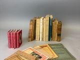 plusieurs livres sont empilés sur une table
