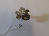 une photo d'une bague ornée de nombreuses pierres
