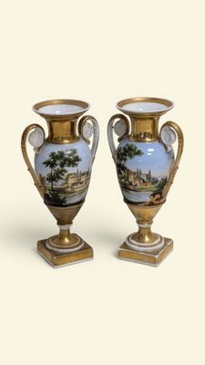 PORCELAINE DE PARIS Paire de vases amphores à panse globulai…