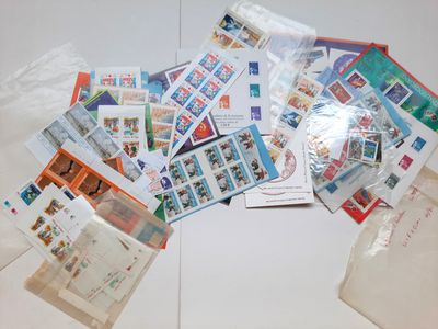 une pile de timbres et d'enveloppes posée sur une table