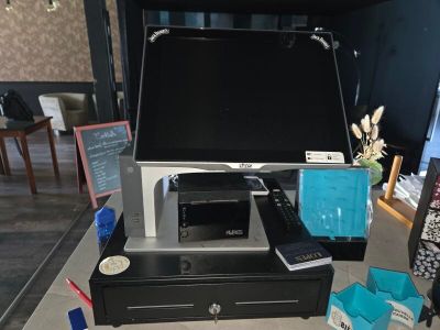 une imprimante posée sur un bureau dans une pièce
