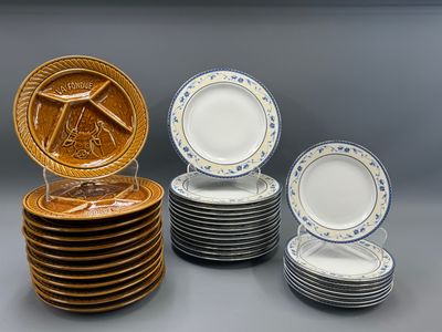 plusieurs assiettes empilées sur une table