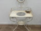 une petite table blanche sur laquelle est posé un miroir