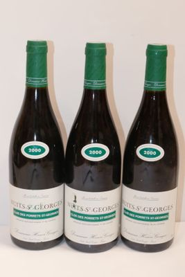 trois bouteilles de vin sont alignées sur une surface blanche