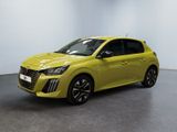 Une voiture jaune est garée dans une pièce aux murs blancs.