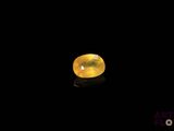 un saphir jaune sur un fond noir