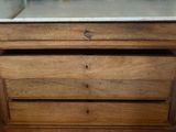 une commode en bois surmontée d'un miroir
