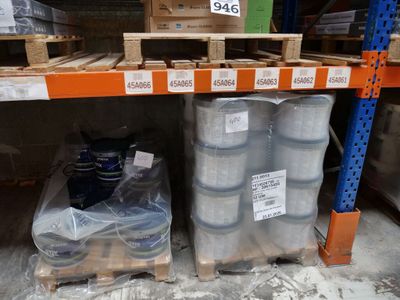 de nombreux emballages alimentaires sur les rayons du magasin