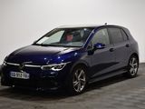 la voiture bleue est garée sur le sol à carreaux d'une pièce