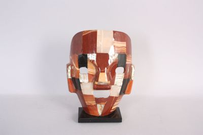 une image représentant une sculpture en bois représentant le visage d'un homme