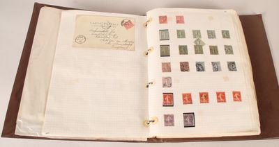 un livre ouvert avec des timbres, posé sur une table