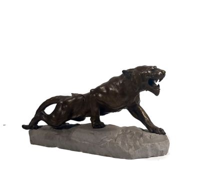 statue en bronze d'un lion sur un rocher sur fond blanc
