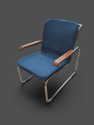 une chaise bleue avec un accoudoir en bois sur fond gris