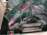 une boîte à outils verte avec des outils à l'intérieur