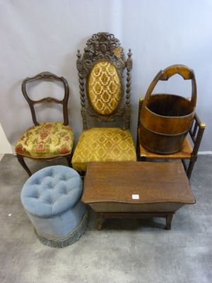 trois chaises et une table sur laquelle est posé un seau