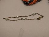 un collier et un bracelet posés sur une table