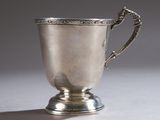 une coupe en argent posée sur une table