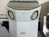 une machine posée sur le sol à côté d'un mur