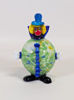 une figurine en verre représentant un clown avec un haut-de-forme et une cravate