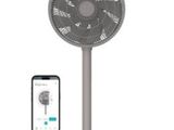 un gros plan sur un ventilateur avec un téléphone posé sur un support
