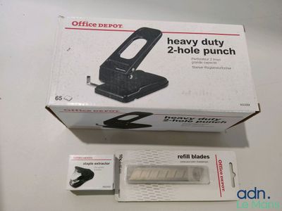 une boîte de perforateurs à 2 trous « Heavy Duty » de la marque Office Depot