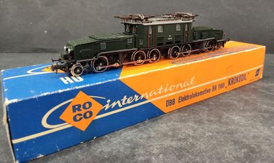 un train miniature posé sur une boîte