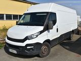 une camionnette blanche garée devant un immeuble jaune