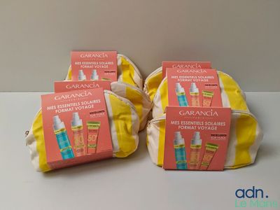trois sacs contenant des produits Garnier posés sur une table