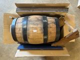 un grand tonneau en bois posé sur une boîte en carton