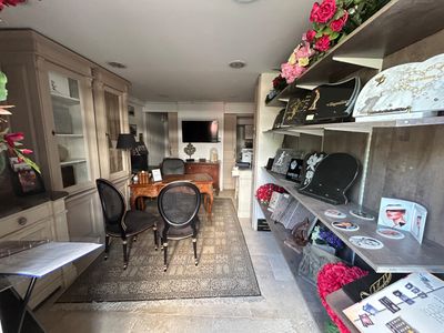 une photo d'une cuisine avec une table de salle à manger et des chaises