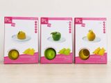 trois boîtes de fruits posées les unes à côté des autres sur une table