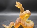 un serpent jaune allongé sur une table