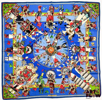 une image représentant une écharpe bleue ornée d'un motif représentant des Amérindiens