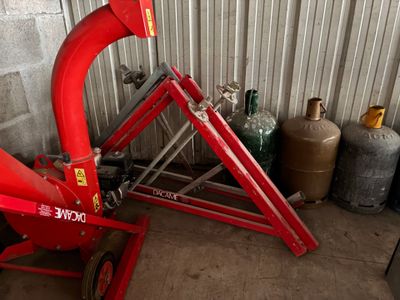 une machine rouge qui se trouve dans un garage