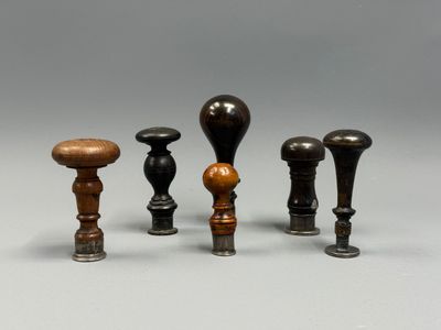 quatre types différents de boutons en bois sur une surface grise