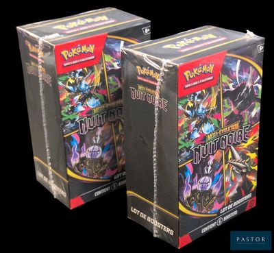 On voit deux boîtes de cartes à collectionner Pokémon sur un fond noir.