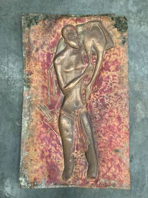 relief en bronze représentant un homme tenant un éventail, fixé au mur