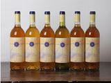 six bouteilles de vin posées sur une table en bois