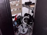 une photo d'une pièce dans laquelle se trouvent de nombreux objets
