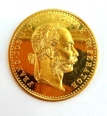 gros plan d'une pièce d'or sur laquelle figure le visage d'un homme