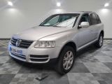 la voiture argentée est garée dans le garage sur le sol en damier