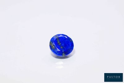 une bille bleue et noire sur une surface blanche