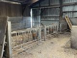 une grange avec plein d'animaux à l'intérieur