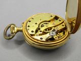 gros plan d'une montre de poche sur une table