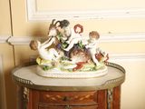 une petite table sur laquelle est posée une figurine